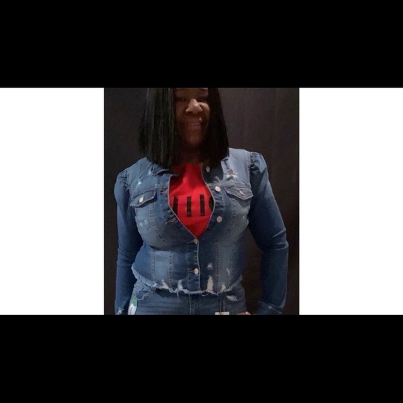 🛍️ Crop Distressed Denim Jacket - Various Sizes (NWT) Boutique - Picture 4 of 4